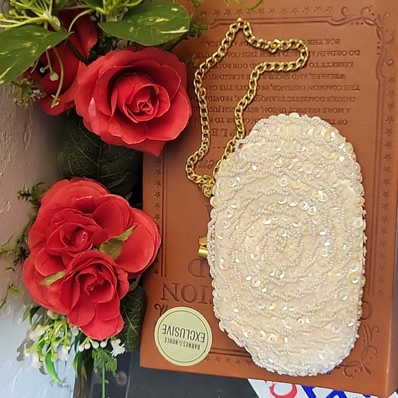 BEADED Sequined Coin Purse With Chain - Picture 4 of 13